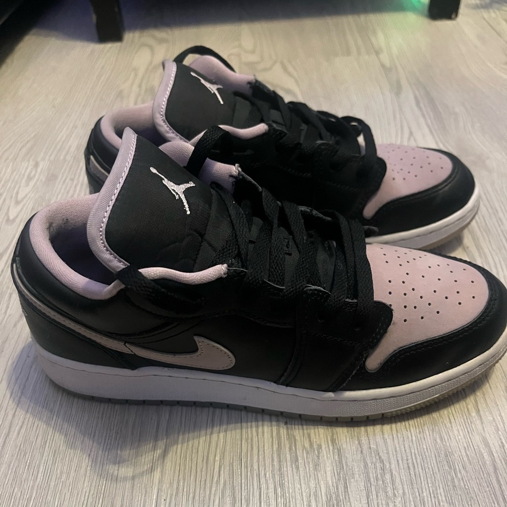 Air Jordan 1 Low SE GS 'Black Iced Lilac'